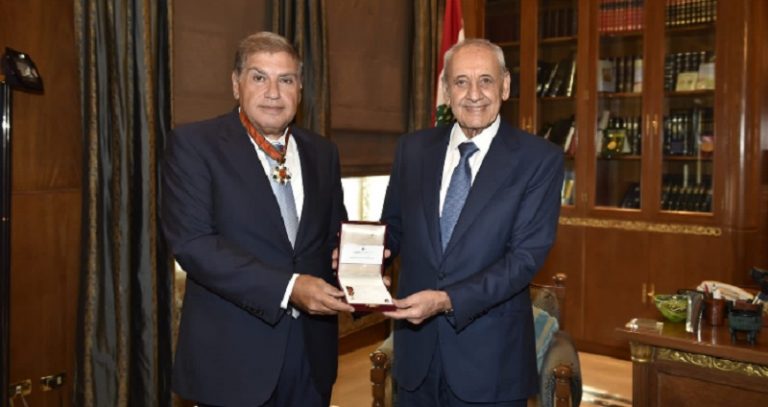 بري يقلّد رئيس “الريجي” وسام الأرز الوطني