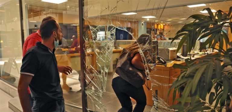 بالصور: نائبة تقتحم بنك بيبلوس في انطلياس.. وهذا ما جرى!