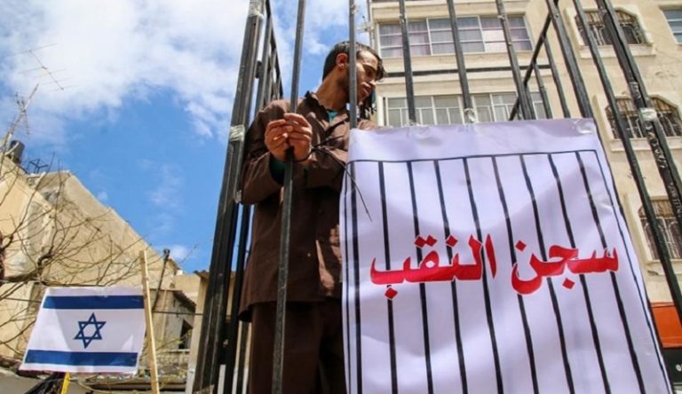 50 أسيراً فلسطينياً مضربون عن الطعام