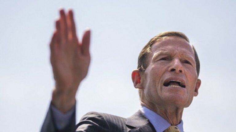 سيناتور أميركي: السعودية وجهت لنا ضربة عميقة.. وسنردّ