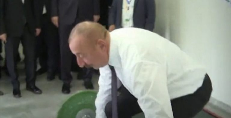 بالفيديو: الرئيس الأذربيجاني يتحدى أردوغان برفع الأثقال