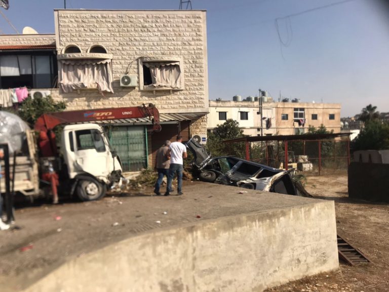 بالفيديو والصور – شاحنة تجتاح أكثر من 10 سيارات في كفررمان!