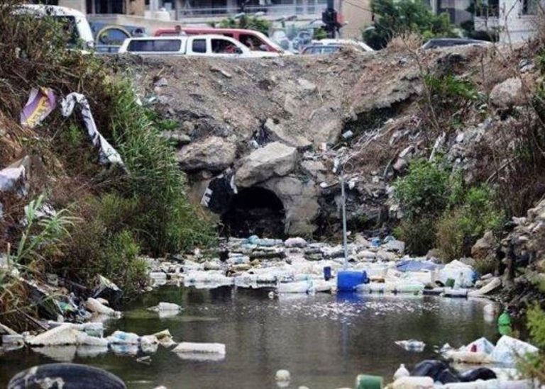 بالفيديو: فرق تابعة لمتعهدي “وزارة الأشغال” تعمل على تعميق مجرى نهر الغدير