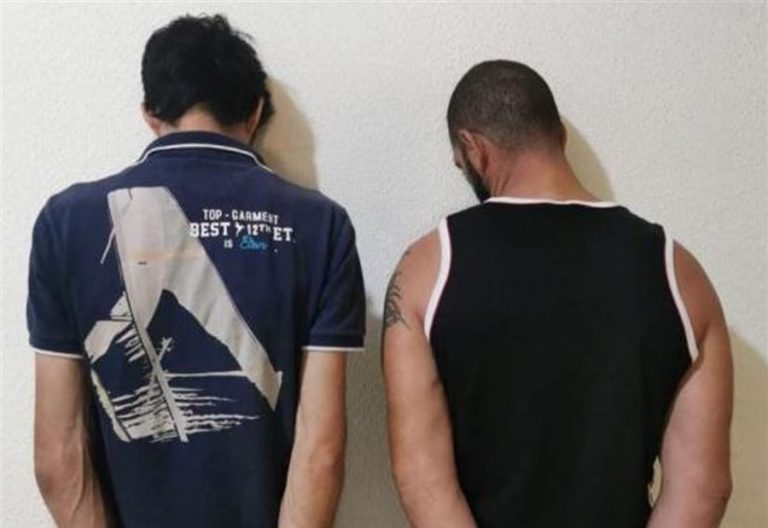 سارقا لوحات إعلانية في هذه المنطقة بـ”قبضة الأمن”