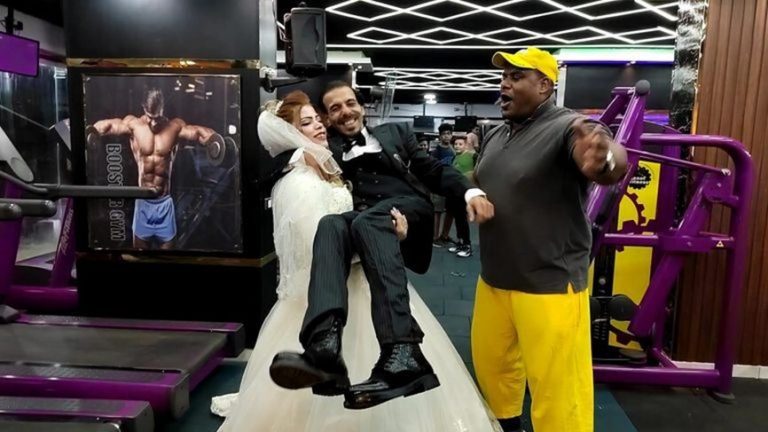 بالفيديو: حملت عريسها… مصارعة احتفلت بزفافها في صالة رفع الأثقال!