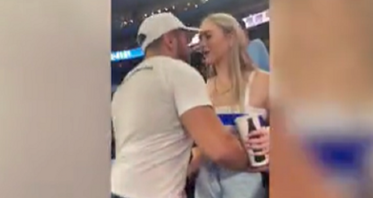 بالفيديو: أمام الجميع عرض عليها الزواج فصفعته