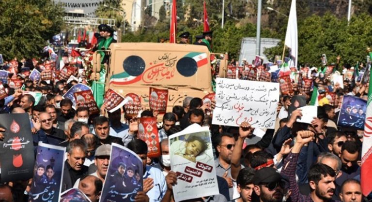 حشود ضخمة في تشييع ضحايا شيراز.. وسلامي يتوعد