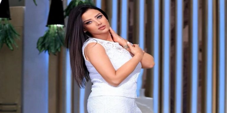 بالفيديو: فنان شهير يفتح النار على رضوى الشربيني: “معقدة”!