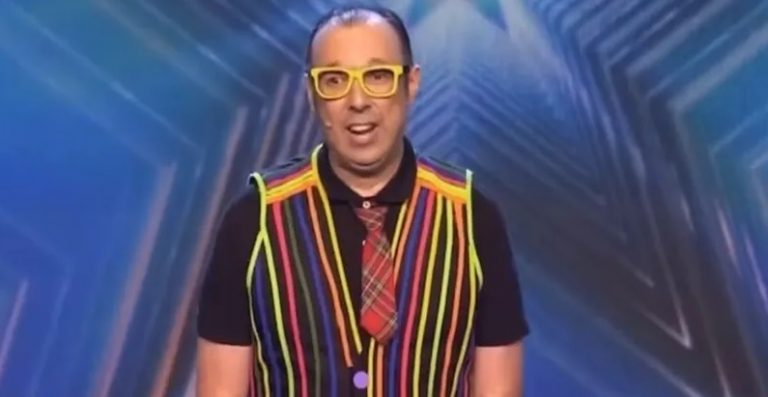 انهار على المسرح.. وفاة ساحر شهير أمام أنظار الجمهور