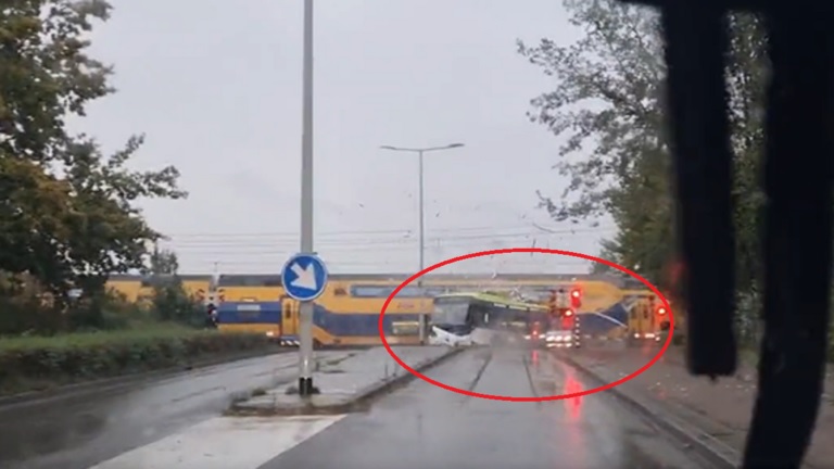 بالفيديو: حادثة مرعبة… قطار مسرع يصطدم بحافلة ركاب ويقسمها نصفين