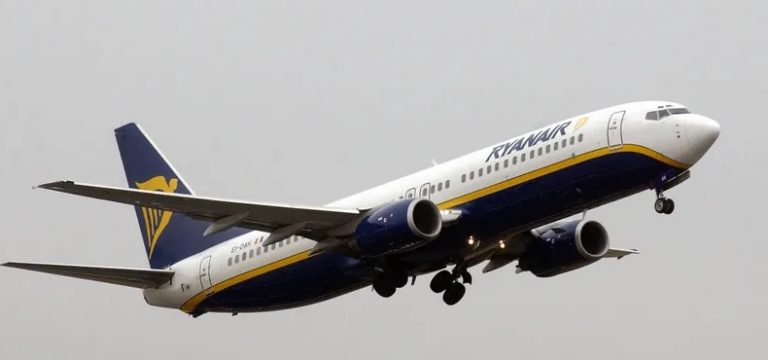 شركة الطيران تعاقب فنانا شهيرا.. ما السبب؟