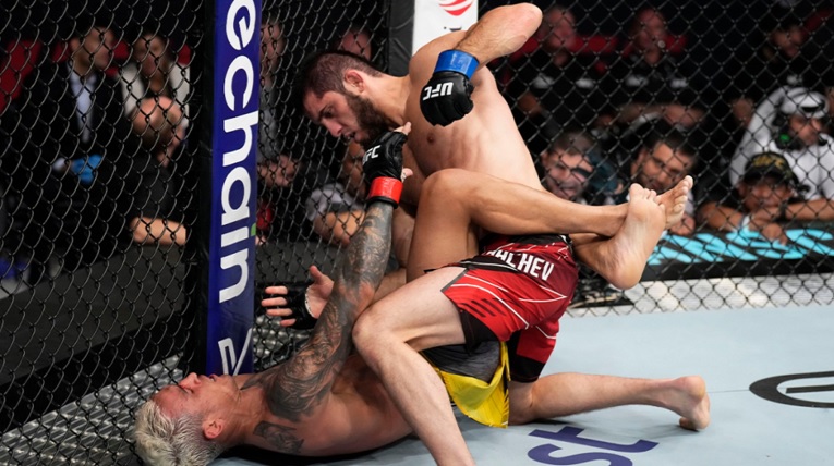 الروسي إسلام ماخاتشييف يهزم البرازيلي تشارلز ويتوج بلقب اتحاد UFC