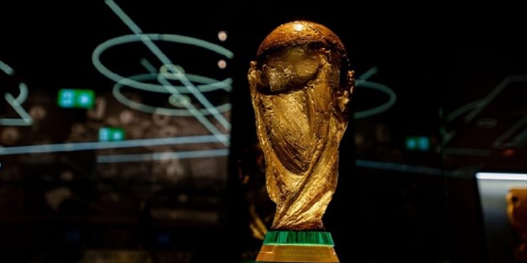 كم وزن مجسم كأس العالم وقيمته؟