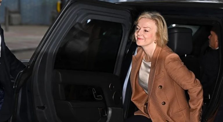 حذاء رئيسة وزراء بريطانيا الجديدة يثير الجدل!(صورة)