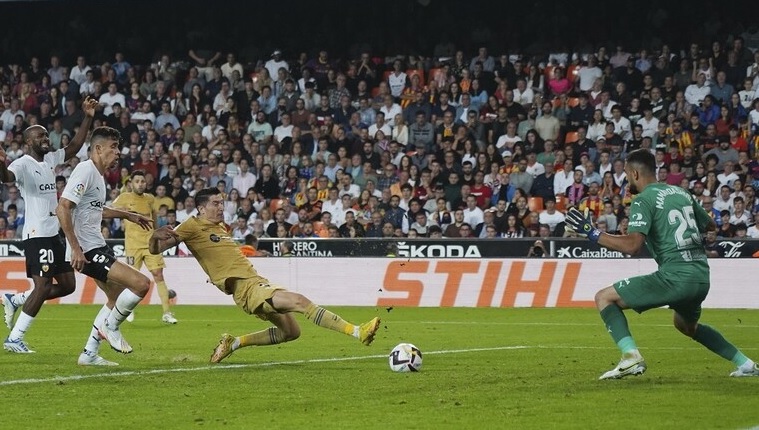 ليفاندوفسكي ينقذ برشلونة بهدف قاتل