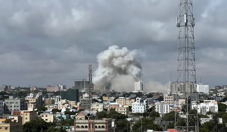 الصومال.. أكثر من 100 قتيل و300 جريح في انفجار سيارتين في مقديشو