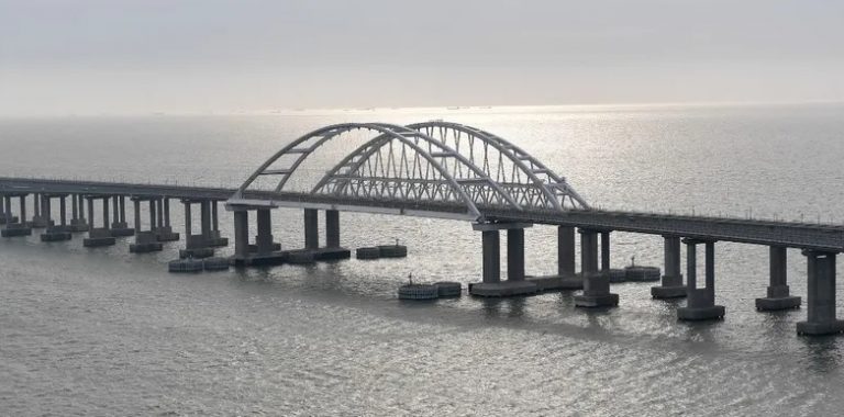 بالفيديو: انفجار “كبير” في جسر يربط روسيا بالقرم.. ماذا يجري؟