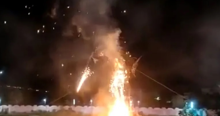 “دمية أسطورية” كادت تحول احتفالا لجحيم.. شاهدوا ما حدث!