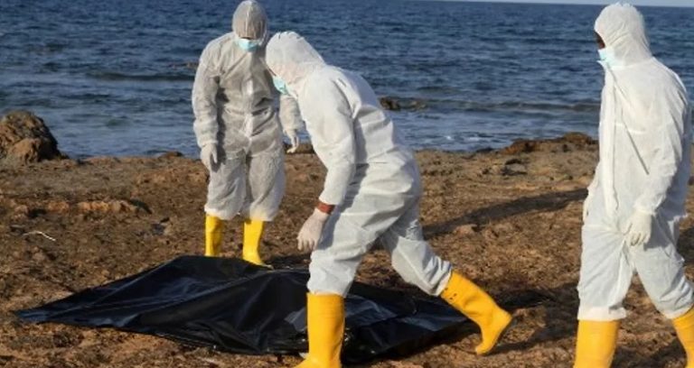 “رائحة الموت” تفوح من غرب ليبيا.. جثث متفحمة على متن قارب