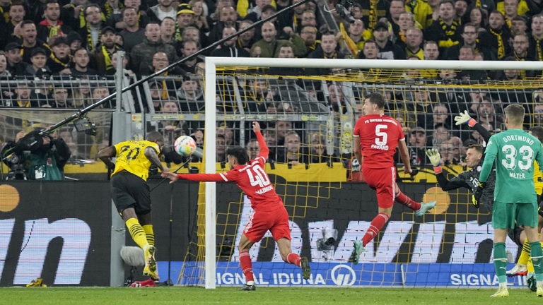 دورتموند يتعادل مع بايرن في مباراة مثيرة وموكوكو يدخل التاريخ (فيديو)