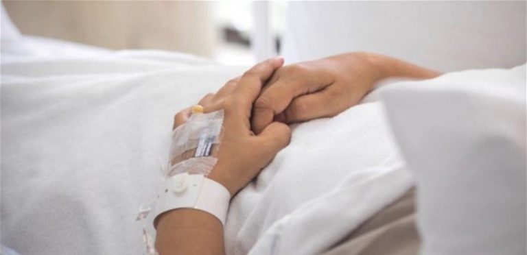 ممثل لبناني شهير في المستشفى.. حالته حرجة!