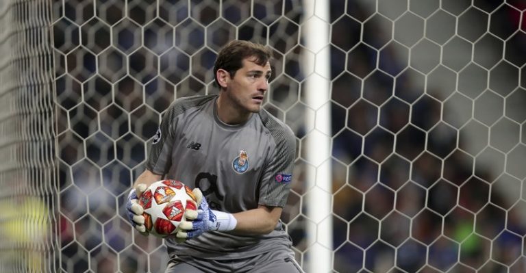 حارس ريال مدريد يوضح حقيقة تغريدة “أنا مثليّ”