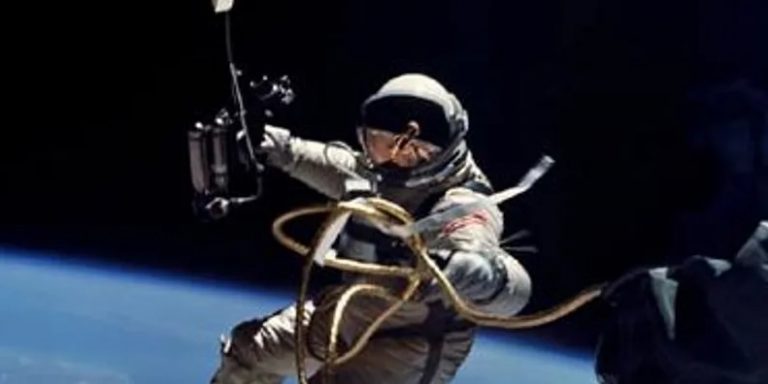 انتحل صفة رائد فضاء..وهذا ما قام به!