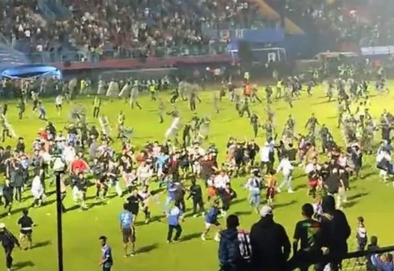 بالفيديو: .. عشرات الضحايا داخل ملعب كرة قدم في أندونيسيا
