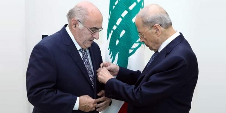 عون منح ابراهيم عوض وسام الأرز الوطني