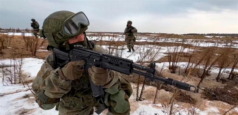 الجنود الروس يواجهون التهديدات من مينسك