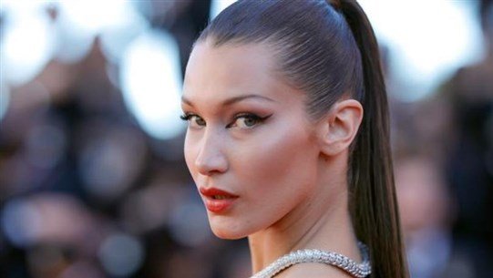 علم فلسطين يحضر في عيد ميلاد بيلا حديد