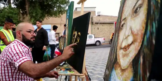فنان عراقي يتميز بالرسم بإصبعه!