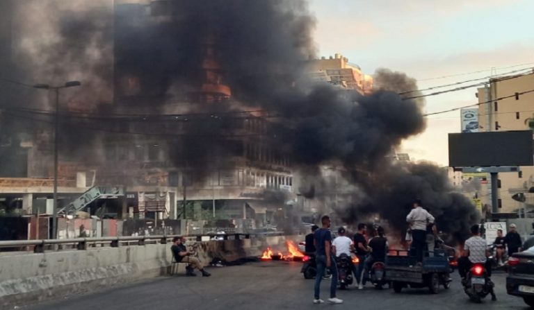 أهالي موقوفي حادثة الطيونة يقطعون الطريق