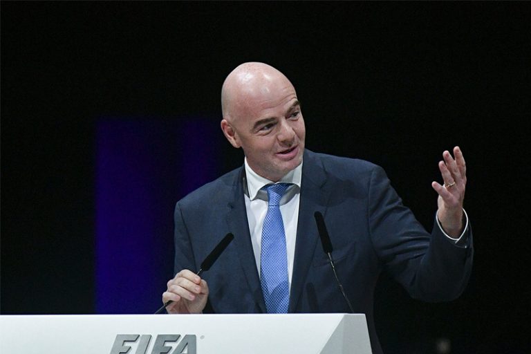 غضب في إندونيسيا على خلفية مشاركة رئيس “الفيفا” في مباراة لكرة القدم