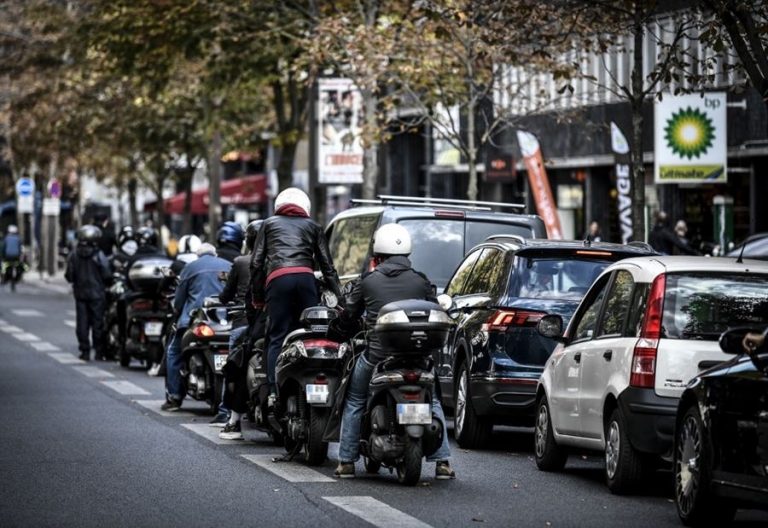 طوابير المحروقات مستمرّة في فرنسا