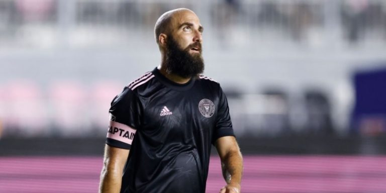 غونزالو هيغواين: نجم آخر يقرر مغادرة “المستطيل الأخضر”