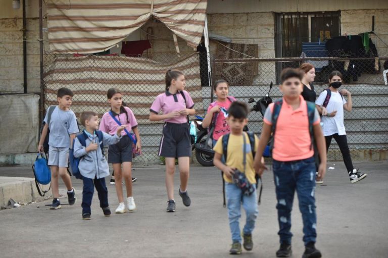 بالصور: العام الدراسي ينطلق.. والأزمات متواصلة