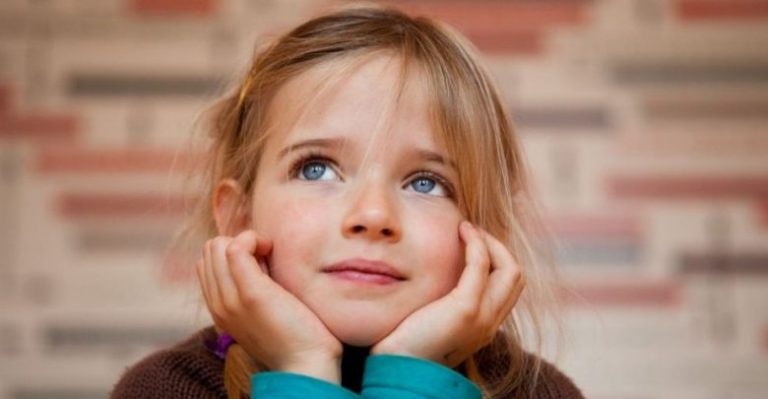 جريمة بشعة.. دفعت طفلة على “قضبان القطار” فجأة (فيديو)