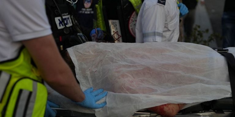 بالفيديو والصور: طعن مستوطن في القدس واستشهاد المنفّذ