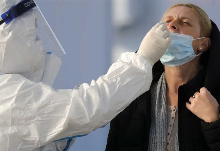 بعد تلقي جرعات اللقاح.. لماذا نصاب بالكورونا مجددا