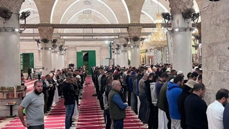 آلاف المصلين في المسجد الأقصى.. واعتقالات جديدة