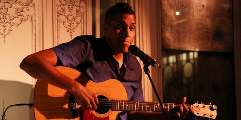 بالفيديو: حفل موسيقي تحوّل لمأتم.. فنان شهير توفي على خشبة المسرح!