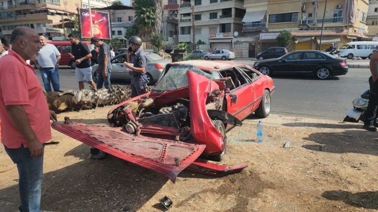 سيارة “تجتاح الرصيف” في صيدا.. ونجاة السائق