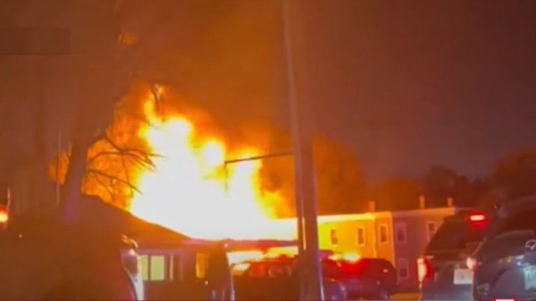 بالفيديو ـ طائرة تصطدم بمبنى سكني في أميركا.. قتلى وألسنة لهب!