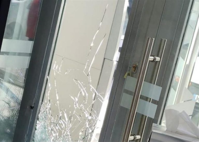 بالصور- اطلاق النار على فرع “بنك بيروت” في جبيل