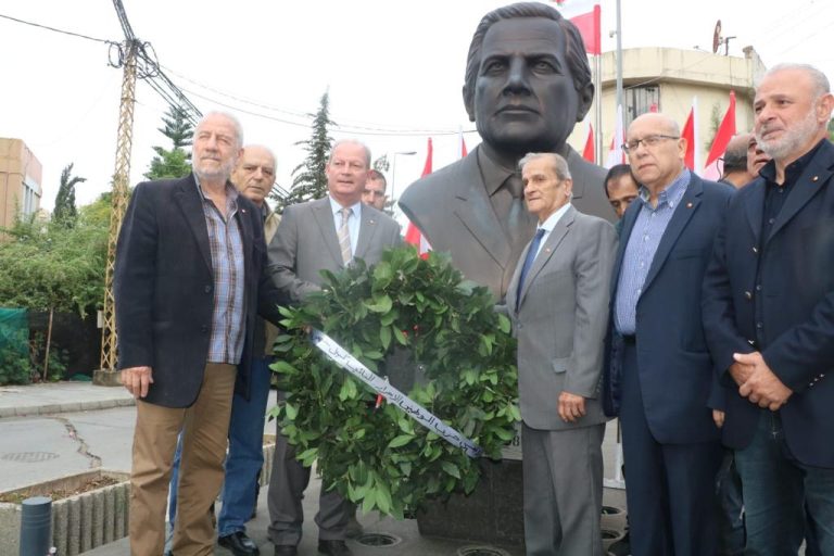 شمعون وضع إكليلا على تمثال جده في الحدت لمناسبة الاستقلال