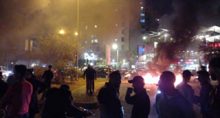 ذوو موقوف يشعلون الإطارات في الشياح