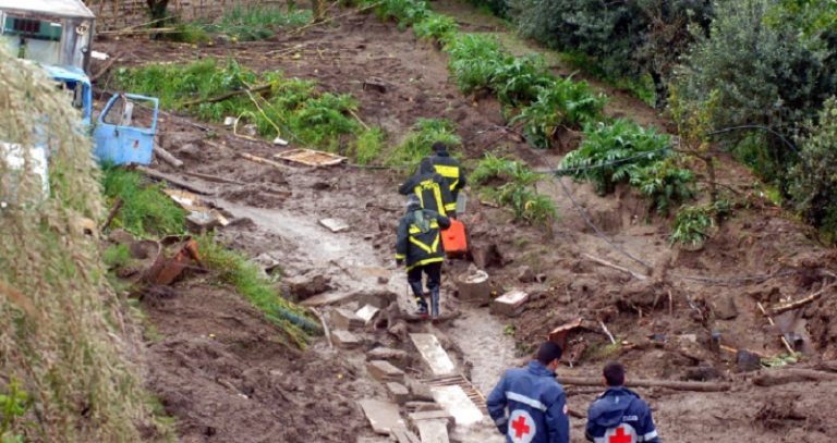 فقدان 4 أشخاص بينهم رضيع بانهيار أرضي في إيطاليا