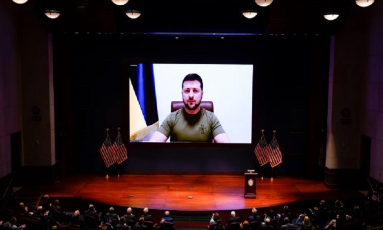 زيلينسكي يدخل على خط انتخابات الكونغرس ويوجه رسالة للحزبين