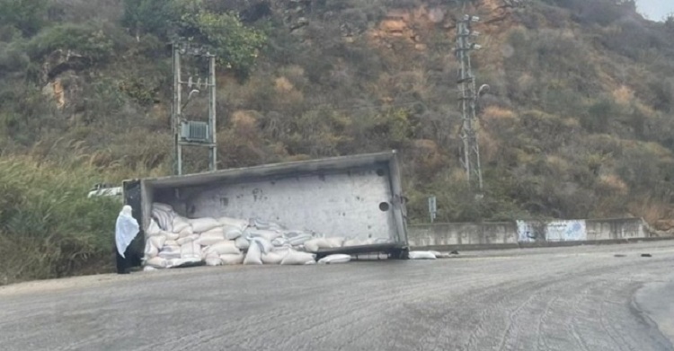 إنقلاب شاحنة محملة بالحبوب في النبطية